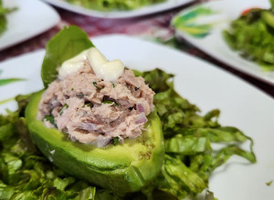 Una foto de Palta rellena con atún