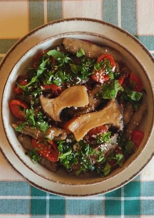 Foto di Cavatelli a tre dita al grano arso con pomodorini infornati e funghi cardoncelli