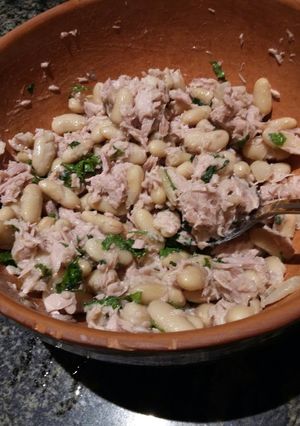 Una foto de Ensalada de atún y poroto