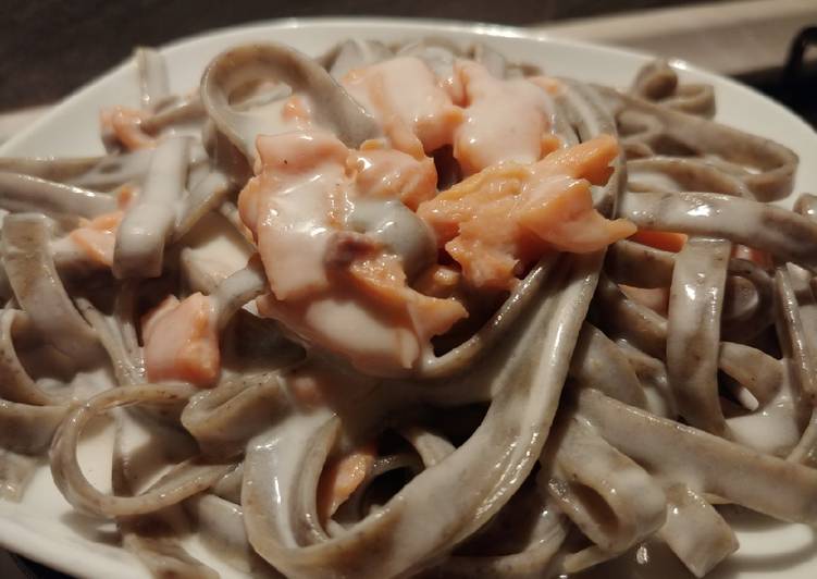 Linguine (canapa bio) con panna e salmone