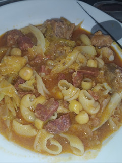 Una foto de Estofado portugués de costillas y repollo
