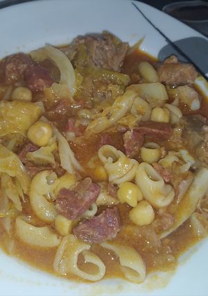 Una foto de Estofado portugués de costillas y repollo