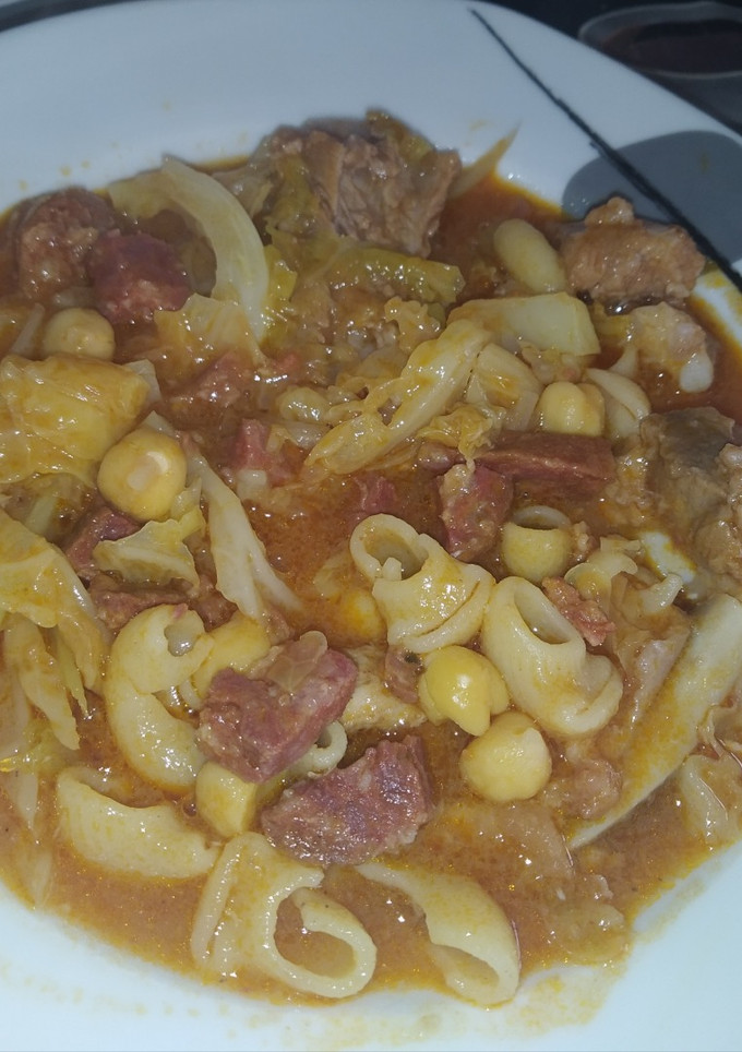 Una foto de Estofado portugués de costillas y repollo