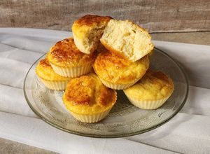 Una foto de 🧀Muffins salados de queso o pancitos de queso #singluten 🧀5 ingredientes 3 pasos ⚡⚡⚡