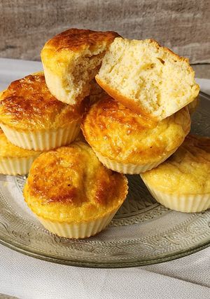 Una foto de 🧀Muffins salados de queso o pancitos de queso #singluten 🧀5 ingredientes 3 pasos ⚡⚡⚡