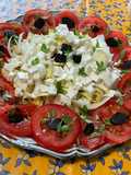 Salade d'endives aux tomates, ail noir et feta