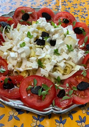 Une photo de Salade d'endives aux tomates, ail noir et feta