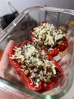 Una foto de Pimentón relleno vegano