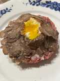 Tartare di manzo con uovo poche e tartufo nero