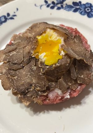 Foto di Tartare di manzo con uovo poche e tartufo nero