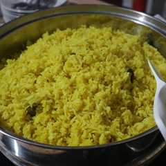 A picture of Nasi kuning pake dandang.