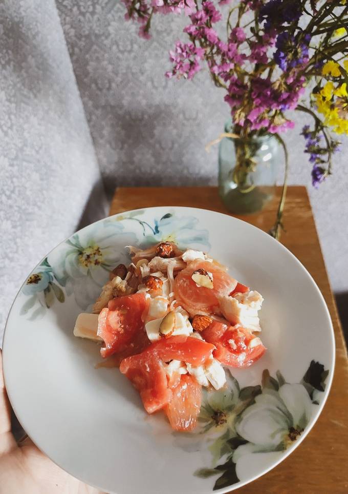 Салат з копченою куркою, грейпфрутом та мигдалем