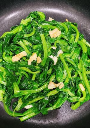 Hình của món Đọt đậu hà lan xào tỏi.