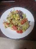 Ensalada 4 estaciones con tomate cherry, queso de cabra y aguacate