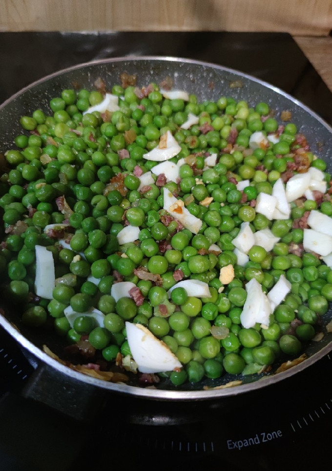 Una foto de Guisantes con taquitos de jamón y huevo
