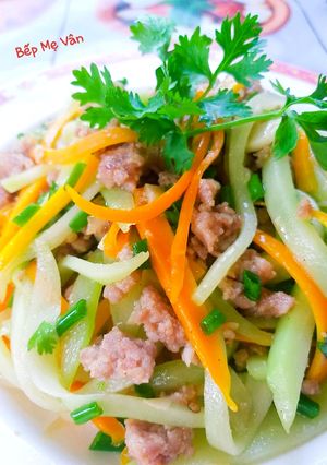 Hình của món Thịt heo xào su su và cà rốt.