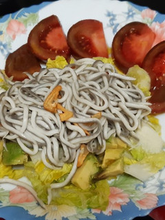 Una foto de Ensalada templada de gulas y aguacate