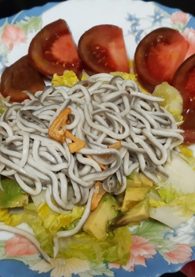 Una foto de Ensalada templada de gulas y aguacate