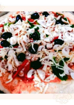 Una foto de Pizza vegetariana🍕de morrón, champignones y queso😋