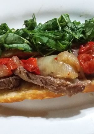 Una foto de Sandwich de lomito con cebolla caramelizada, rúcula y tomates confitados de mamá