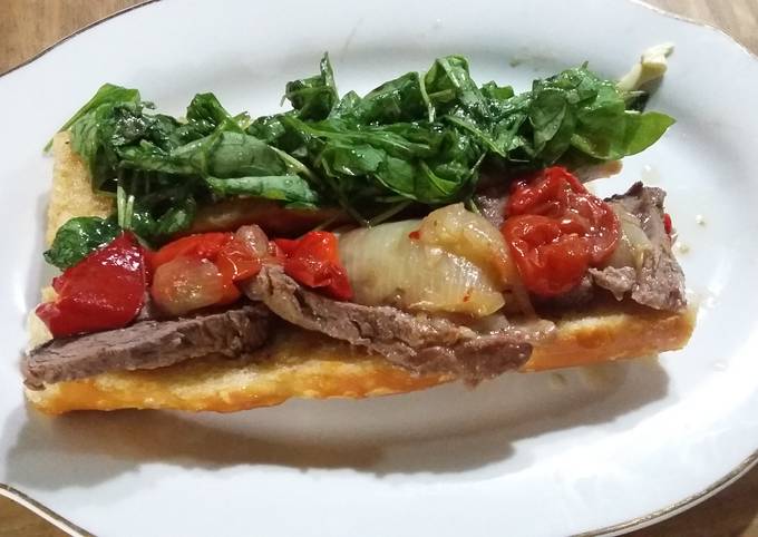 Foto principal de Sandwich de lomito con cebolla caramelizada, rúcula y tomates confitados de mamá