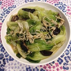 A picture of Chinese Lettuce with Enoki Mushroom.