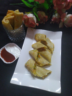 नूडल्स स्प्रिंग रोल्स (noodles spring roll recipe in Hindi) रेसिपी मुख्य फोटो