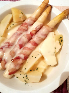 Grana Padano-val hintett, baconbe tekert spárga recept fotója