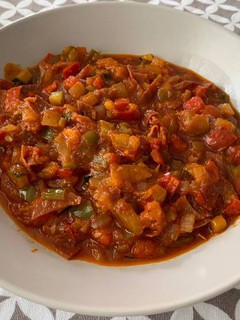 Una foto de Pisto de verduras y jamón exprés