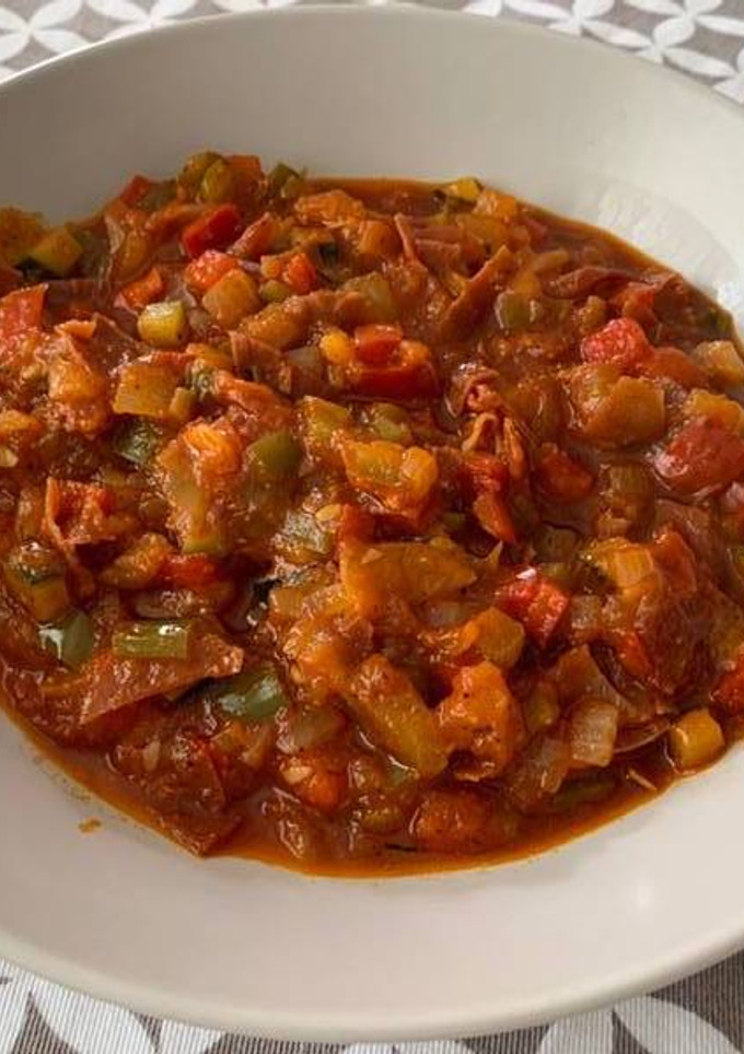 Una foto de Pisto de verduras y jamón exprés