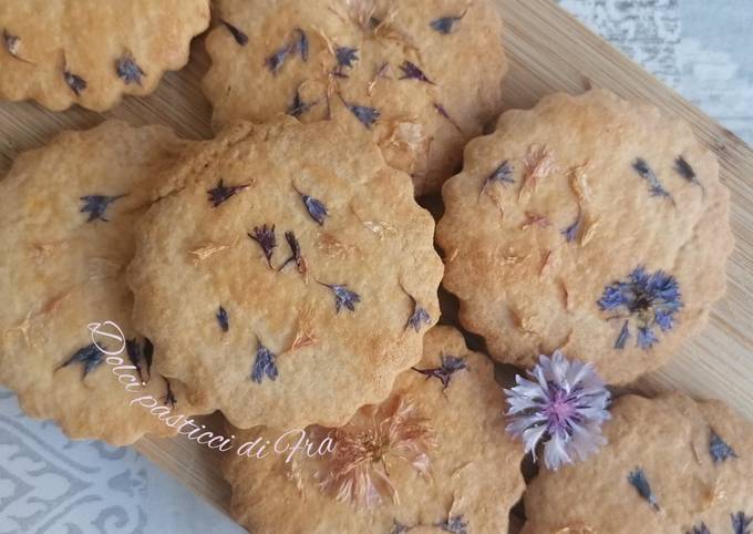 Biscotti con petali di fiordaliso senza glutine