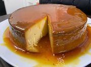 Una foto de flan de leche condensada en olla a presion