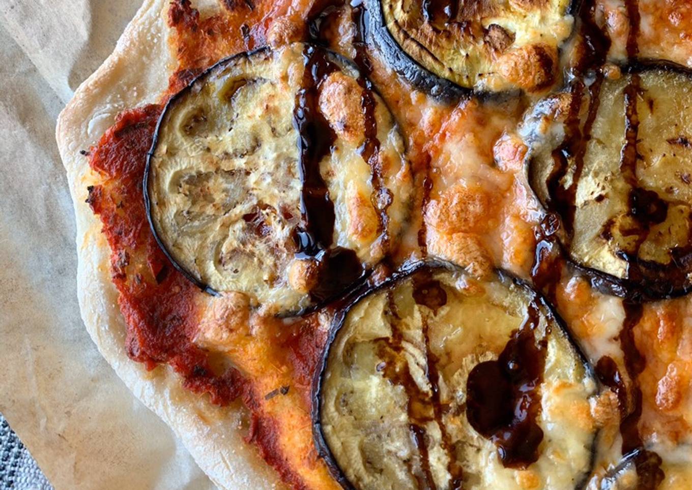 Pizza de berenjena con miel y vinagre balsámico