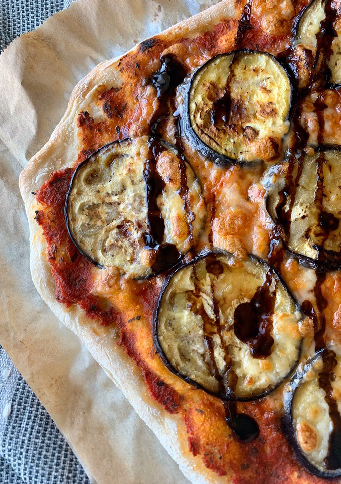 Una foto de Pizza de berenjena con miel y vinagre balsámico