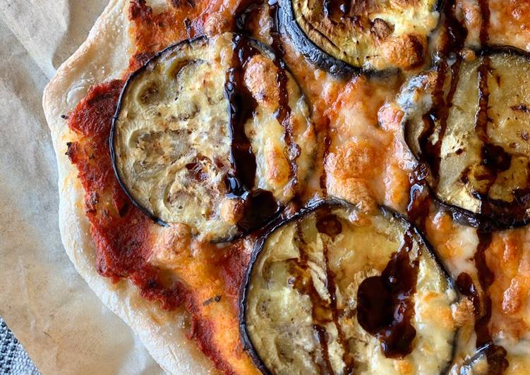 Pizza de berenjena con miel y vinagre balsámico