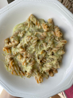 Una foto de Pasta con salsa de calabacín y pollo