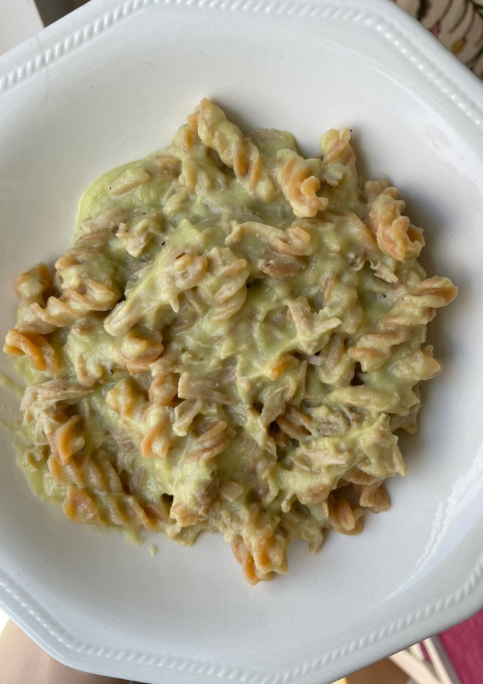 Una foto de Pasta con salsa de calabacín y pollo