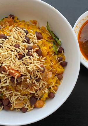 नागपूरी तर्री पोहे (tari pohe recipe in marathi) रेसिपी चे मुख्य फोटो 