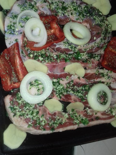Una foto de Asado Al Horno Con Ajo Perejil Y Vegetales 😋