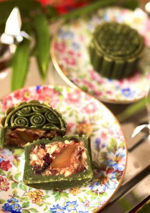 Hình của món Bánh Trung Thu Mini Thập Cẩm Trứng Muối Với Vỏ Bánh Tảo Xoăn Spirulina.
