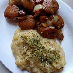 A picture of Blackpepper Sausages with mashed potatoes.