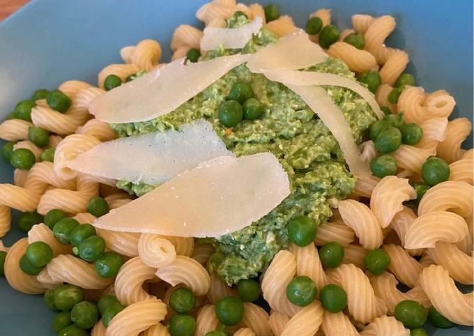 Nudeln mit frischem Erbsen Pesto