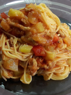 Una foto de Spaghetti (de harina de maíz) con verduras y carne