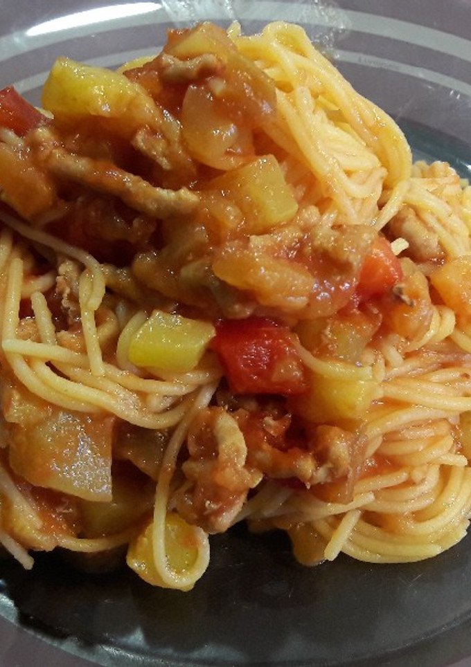 Una foto de Spaghetti (de harina de maíz) con verduras y carne