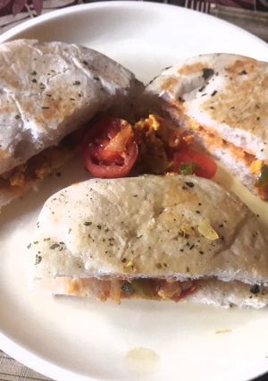 A picture of Paneer stuffed Kulcha.