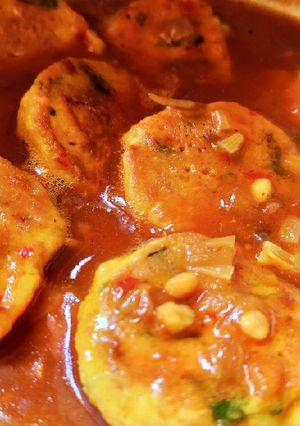 A picture of Spicy curry of egg fritters.