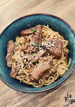Une photo de Nouilles et bœuf aux oignons