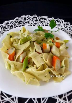 Una foto de Pappardelle con ajos tiernos surimi y albahaca(pasta fresca)
