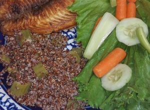 Una foto de Tilapia a la plancha con quinoa y lechuga