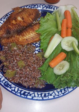 Una foto de Tilapia a la plancha con quinoa y lechuga